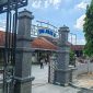 CERAH: Pintu masuk SDN Juluk II, Kecamatan Saronggi, Kabupaten Sumenep (Mufti Che - Seputar Jatim)
