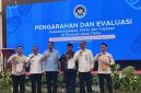 KOMPAK: SPPG Karangnangka Rubaru melakukan foto bersama usai menerima penghargaan sebagai Dapur Terbaik (Doc. Seputar Jatim)