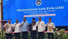 KOMPAK: SPPG Karangnangka Rubaru melakukan foto bersama usai menerima penghargaan sebagai Dapur Terbaik (Doc. Seputar Jatim)