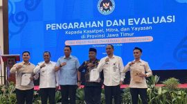 KOMPAK: SPPG Karangnangka Rubaru melakukan foto bersama usai menerima penghargaan sebagai Dapur Terbaik (Doc. Seputar Jatim)