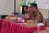RAPAT: Kepala Dinsos P3A Sumenep, R. Rahman Riadi, saat melaksanakan pembentukan Satuan Tugas Perlindungan Perempuan dan Anak (Foto Istimewa)