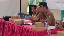 RAPAT: Kepala Dinsos P3A Sumenep, R. Rahman Riadi, saat melaksanakan pembentukan Satuan Tugas Perlindungan Perempuan dan Anak (Foto Istimewa)