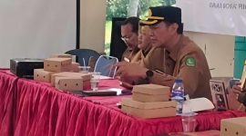 RAPAT: Kepala Dinsos P3A Sumenep, R. Rahman Riadi, saat melaksanakan pembentukan Satuan Tugas Perlindungan Perempuan dan Anak (Foto Istimewa)