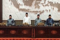 BERDIRI: DPRD Sumenep saat membuka rapat paripurna membahas Raperda 2026 (Doc. Seputar Jatim)