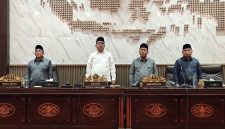 BERDIRI: DPRD Sumenep saat membuka rapat paripurna membahas Raperda 2026 (Doc. Seputar Jatim)