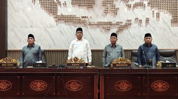 BERDIRI: DPRD Sumenep saat membuka rapat paripurna membahas Raperda 2026 (Doc. Seputar Jatim)
