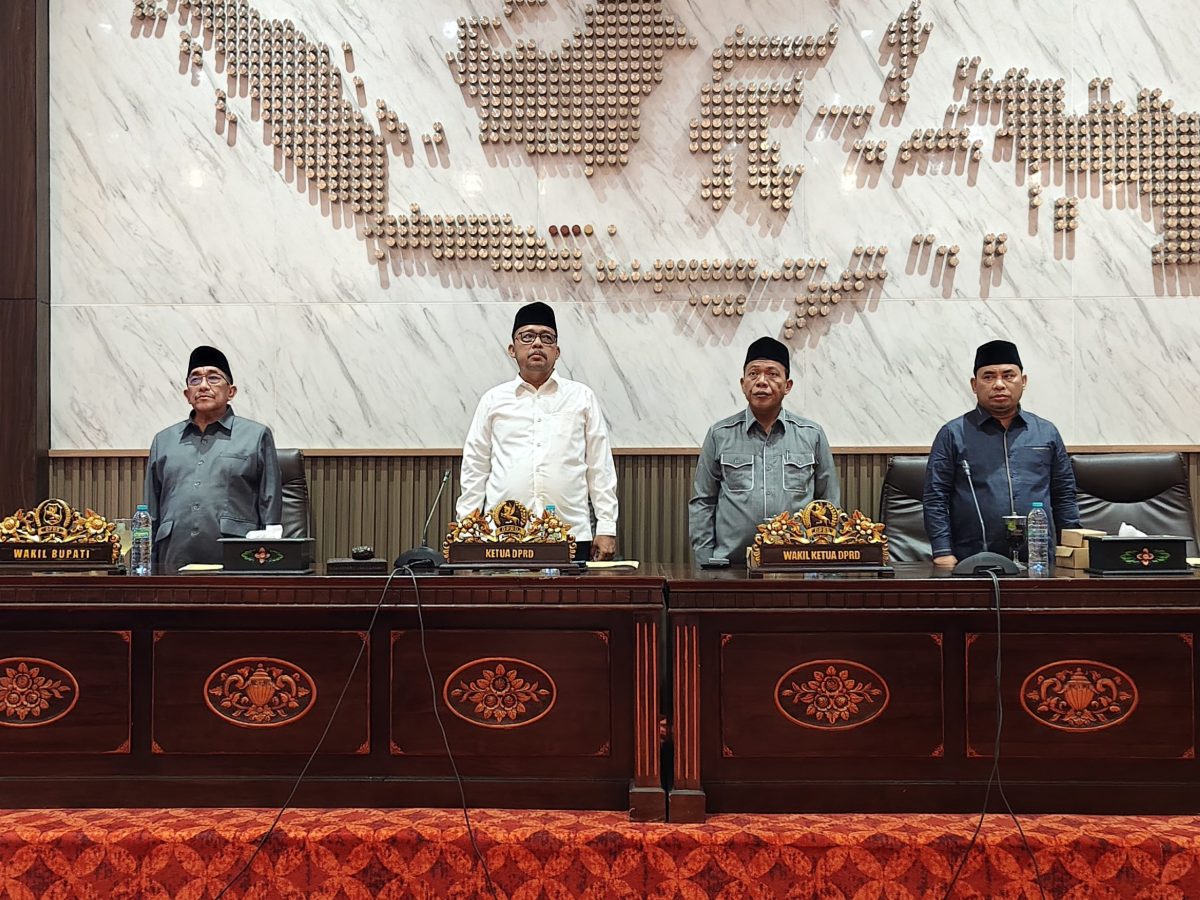 BERDIRI: DPRD Sumenep saat membuka rapat paripurna membahas Raperda 2026 (Doc. Seputar Jatim)