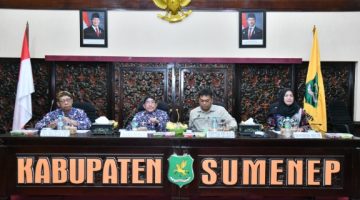 FOKUS: Kepala DKPP Sumenep, Chainur Rasyid (kiri), bersama Wakil Bupati Sumenep, Imam Hasyim (dua kiri), saat rapat koordinasi terkait HDDAP (Doc. Seputar Jatim)