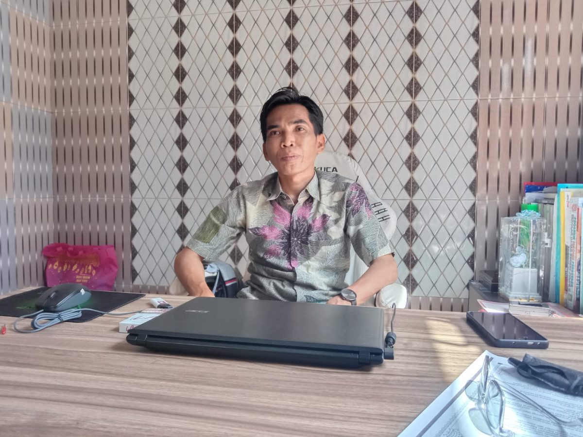 BATIK: Kepala Sekolah Dasar Negeri (SDN) Juluk II, Mahelli, saat memberikan klarifikasi terkait siswa yang diduga keracunan MBG (Doc. Seputar Jatim)