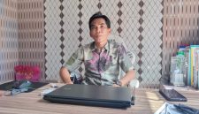 BATIK: Kepala Sekolah Dasar Negeri (SDN) Juluk II, Mahelli, saat memberikan klarifikasi terkait siswa yang diduga keracunan MBG (Doc. Seputar Jatim)