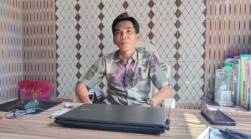 BATIK: Kepala Sekolah Dasar Negeri (SDN) Juluk II, Mahelli, saat memberikan klarifikasi terkait siswa yang diduga keracunan MBG (Doc. Seputar Jatim)