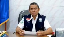GAGAH: Kepala BMKG Stasiun Trunojoyo Sumenep, Ari Widjajanto, saat diwawancarai di ruangannya (SandiGT - Seputar Jatim)