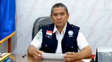 GAGAH: Kepala BMKG Stasiun Trunojoyo Sumenep, Ari Widjajanto, saat diwawancarai di ruangannya (SandiGT - Seputar Jatim)
