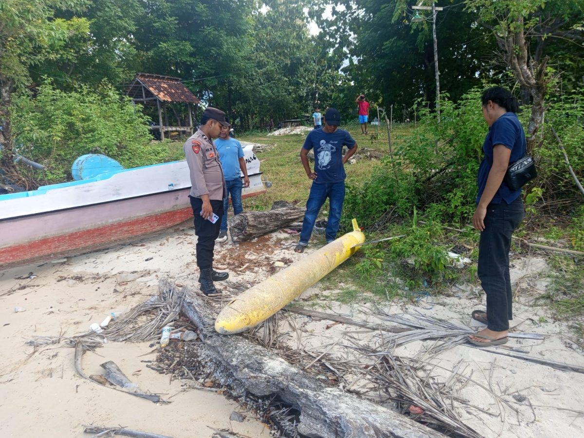 MENGECEK: Warga bersama kepolisian saat mengvakuasi benda mirip torpedo (Doc. Seputar Jatim)
