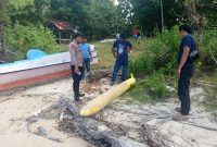 MENGECEK: Warga bersama kepolisian saat mengvakuasi benda mirip torpedo (Doc. Seputar Jatim)