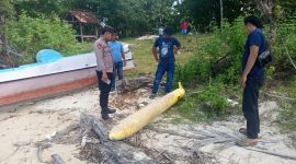 MENGECEK: Warga bersama kepolisian saat mengvakuasi benda mirip torpedo (Doc. Seputar Jatim)