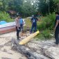 MENGECEK: Warga bersama kepolisian saat mengvakuasi benda mirip torpedo (Doc. Seputar Jatim)