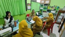TURLAP: Dinkes P2KB Kabupaten Sumenep saat melakukan monitoring dan evaluasi (monev) Puskesmas Pandian (SandiGT - Seputar Jatim)