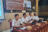 MEMBERITAHUKAN: Kepala Disbudporapar Sumenep, Faruk Hanafi (kanan nomor 2) saat sambutan di acara sosialisasi peningkatan pelayanan usaha pariwisata (SandiGT - Seputar Jatim)