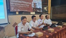 MEMBERITAHUKAN: Kepala Disbudporapar Sumenep, Faruk Hanafi (kanan nomor 2) saat sambutan di acara sosialisasi peningkatan pelayanan usaha pariwisata (SandiGT - Seputar Jatim)