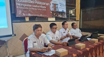 MEMBERITAHUKAN: Kepala Disbudporapar Sumenep, Faruk Hanafi (kanan nomor 2) saat sambutan di acara sosialisasi peningkatan pelayanan usaha pariwisata (SandiGT - Seputar Jatim)