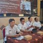 MEMBERITAHUKAN: Kepala Disbudporapar Sumenep, Faruk Hanafi (kanan nomor 2) saat sambutan di acara sosialisasi peningkatan pelayanan usaha pariwisata (SandiGT - Seputar Jatim)