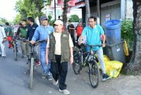 Kepala DLH Sumenep, Anwar Syahroni Yusuf (belakang) bersama Wabup Sumenep, Imam Hasyim (depan), saat kegiatan kurve kerja bakti (SandiGT - Seputar Jatim)