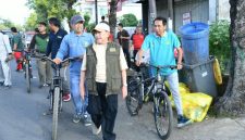 Kepala DLH Sumenep, Anwar Syahroni Yusuf (belakang) bersama Wabup Sumenep, Imam Hasyim (depan), saat kegiatan kurve kerja bakti (SandiGT - Seputar Jatim)