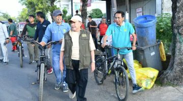 Kepala DLH Sumenep, Anwar Syahroni Yusuf (belakang) bersama Wabup Sumenep, Imam Hasyim (depan), saat kegiatan kurve kerja bakti (SandiGT - Seputar Jatim)