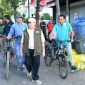 Kepala DLH Sumenep, Anwar Syahroni Yusuf (belakang) bersama Wabup Sumenep, Imam Hasyim (depan), saat kegiatan kurve kerja bakti (SandiGT - Seputar Jatim)