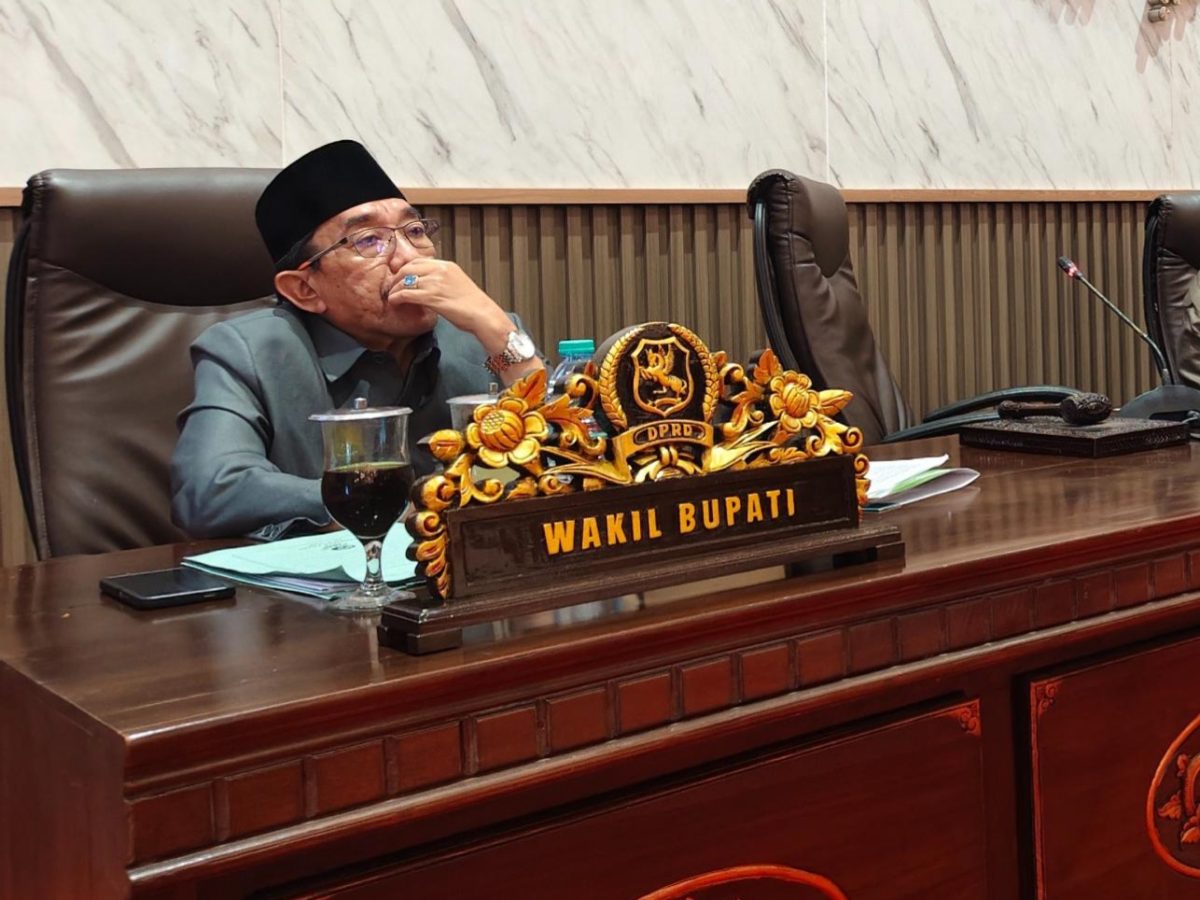 MENDENGARKAN: Wabup Sumenep KH. Imam Hasyim saat menghadiri Rapat Paripurna DPRD (Doc. Seputar Jatim)