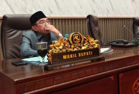 MENDENGARKAN: Wabup Sumenep KH. Imam Hasyim saat menghadiri Rapat Paripurna DPRD (Doc. Seputar Jatim)