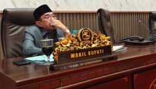 MENDENGARKAN: Wabup Sumenep KH. Imam Hasyim saat menghadiri Rapat Paripurna DPRD (Doc. Seputar Jatim)
