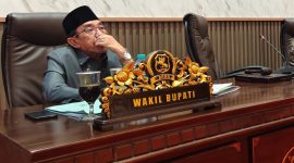MENDENGARKAN: Wabup Sumenep KH. Imam Hasyim saat menghadiri Rapat Paripurna DPRD (Doc. Seputar Jatim)