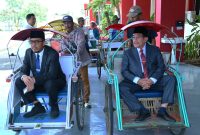 HEMAT: Bupati Sumenep Achmad Fauzi Wongsojudo (kiri) bersama Wakil Bupati KH. Imam Hasyim (kanan) memilih menggunakan becak sebagai moda transportasi dari kantor menuju rumah dinas (Doc. Seputar Jatim)