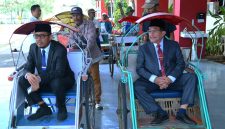 HEMAT: Bupati Sumenep Achmad Fauzi Wongsojudo (kiri) bersama Wakil Bupati KH. Imam Hasyim (kanan) memilih menggunakan becak sebagai moda transportasi dari kantor menuju rumah dinas (Doc. Seputar Jatim)