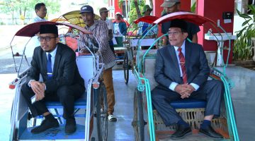 HEMAT: Bupati Sumenep Achmad Fauzi Wongsojudo (kiri) bersama Wakil Bupati KH. Imam Hasyim (kanan) memilih menggunakan becak sebagai moda transportasi dari kantor menuju rumah dinas (Doc. Seputar Jatim)