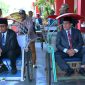 HEMAT: Bupati Sumenep Achmad Fauzi Wongsojudo (kiri) bersama Wakil Bupati KH. Imam Hasyim (kanan) memilih menggunakan becak sebagai moda transportasi dari kantor menuju rumah dinas (Doc. Seputar Jatim)