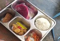 MAKANAN: MBG yang didistribusikan SPPG Pakamban Laok 2 diprores wali murid diduga sayurnya basi (Doc. Seputar Jatim)