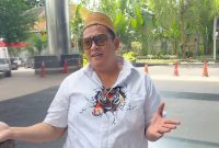 SANTAI: Pengusaha tembakau asal Madura, Haji Khairul Umam (Haji Her) saat memenuhi panggilan KPK di Jakarta (Foto Istimewa)