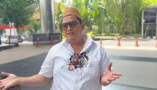 SANTAI: Pengusaha tembakau asal Madura, Haji Khairul Umam (Haji Her) saat memenuhi panggilan KPK di Jakarta (Foto Istimewa)