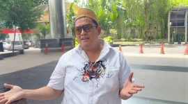 SANTAI: Pengusaha tembakau asal Madura, Haji Khairul Umam (Haji Her) saat memenuhi panggilan KPK di Jakarta (Foto Istimewa)