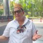 SANTAI: Pengusaha tembakau asal Madura, Haji Khairul Umam (Haji Her) saat memenuhi panggilan KPK di Jakarta (Foto Istimewa)