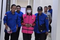 PENAHANAN: Kades Pragaan Daya, IM, saat ditahan Kejari Sumenep (Doc. Seputar Jatim)