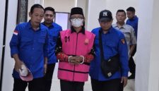 PENAHANAN: Kades Pragaan Daya, IM, saat ditahan Kejari Sumenep (Doc. Seputar Jatim)