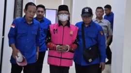 PENAHANAN: Kades Pragaan Daya, IM, saat ditahan Kejari Sumenep (Doc. Seputar Jatim)