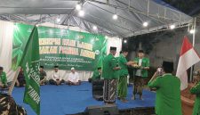 MERIAH: Prosesi pemotongan tumpeng sebagai perayaan Harlah GP Ansor Pragaan ke 92 (Mufti Che - Seputar Jatim)