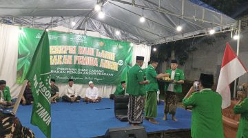 MERIAH: Prosesi pemotongan tumpeng sebagai perayaan Harlah GP Ansor Pragaan ke 92 (Mufti Che - Seputar Jatim)