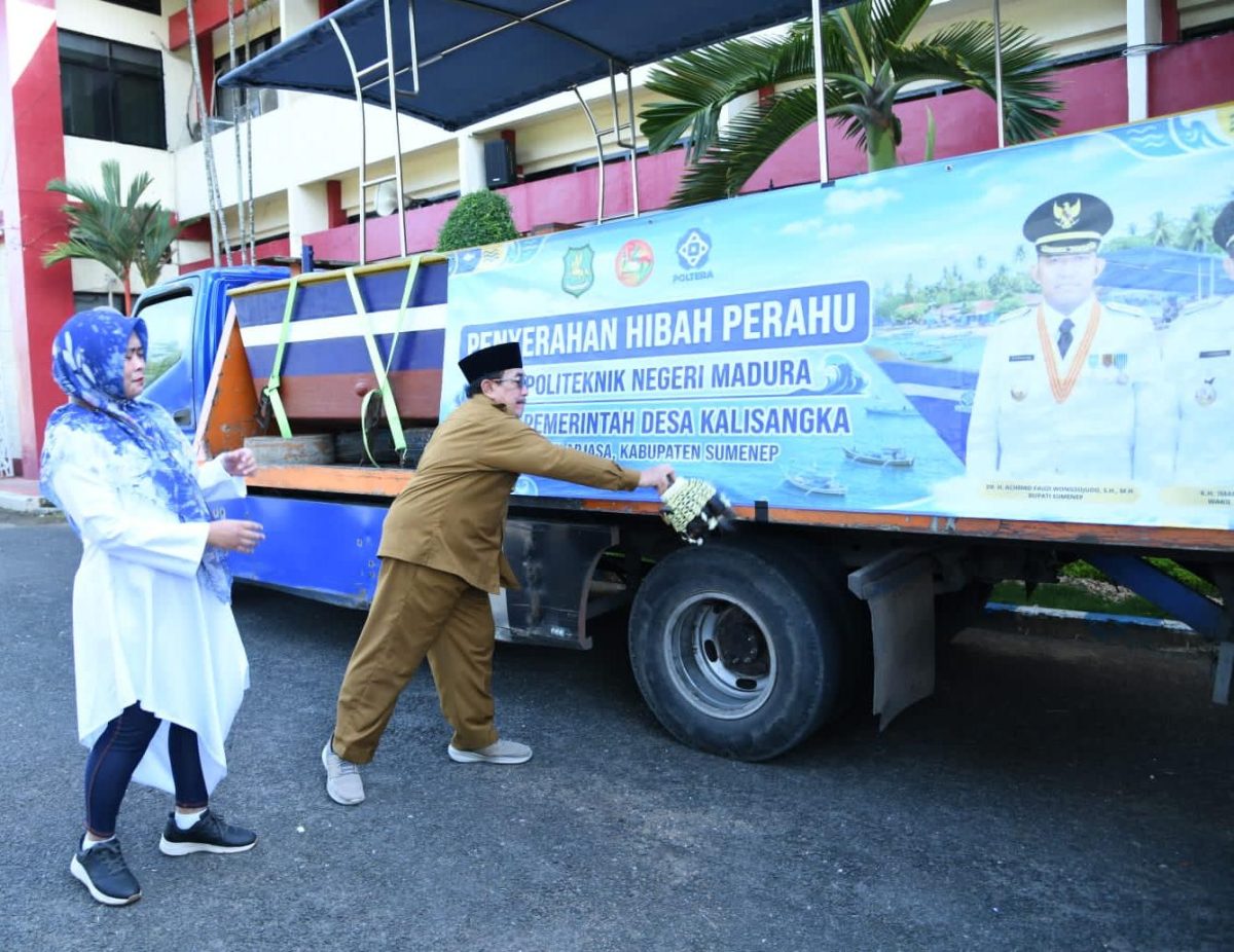 MENYIRAM: Wakil Bupati Sumenep, Imam Hasyim saat menerima hibah kapal canggih untuk warga kepulauan (Doc. Seputar Jatim)