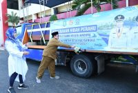 MENYIRAM: Wakil Bupati Sumenep, Imam Hasyim saat menerima hibah kapal canggih untuk warga kepulauan (Doc. Seputar Jatim)